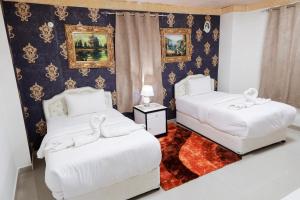 سرير أو أسرّة في غرفة في Capital O 141 Golden Rays Hotel