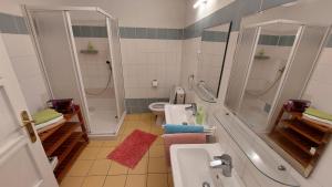 un bagno con due lavandini, una doccia e un WC di Pavlov24-Venkovský dům a Pavlov