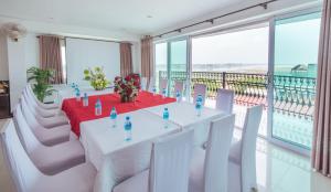 永珍的住宿－View Hotel Vientiane，白色的用餐室配有桌子和白色的椅子