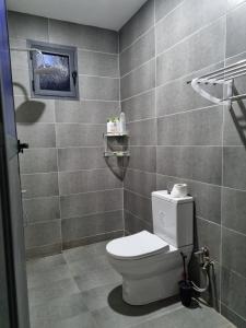 La salle de bains est pourvue de toilettes blanches. dans l'établissement Villa Berkania piscine privée - 8 pers, à Berkane