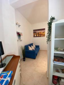 una sala de estar con un sofá azul en una habitación en Noemi’s Home, en Roma