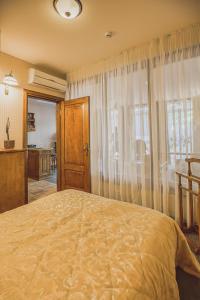 Un dormitorio con una cama y una ventana grande. en Memel Sunshine Apartment, en Klaipėda