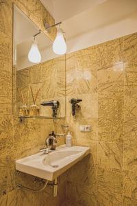 un baño con lavabo y espejo en Memel Sunshine Apartment, en Klaipėda