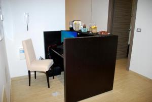 a desk with a white chair and a computer at Piazza Dante in Taranto