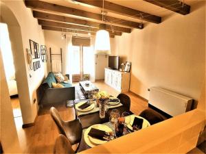 - un salon avec une table et des chaises dans l'établissement Noa Apartment En el corazón de los Pirineos, à Adrall