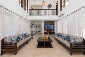 een lobby met banken en een tafel en een tv bij Villa Calangute Phase 12 in Calangute
