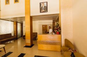un homme debout au comptoir dans le hall de l'hôtel dans l'établissement Hotel La Luna, à Béni Mellal