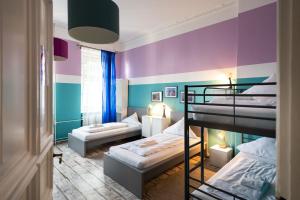 1 dormitorio con 2 literas y pared púrpura en Ferienwohnung bis 8 Personen, en Berlín
