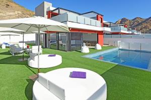 The swimming pool at or close to Villa Morro del Guincho 27