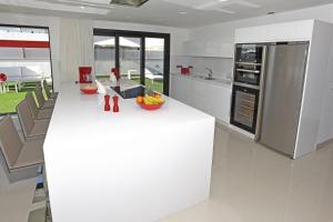 A kitchen or kitchenette at Villa Morro del Guincho 27
