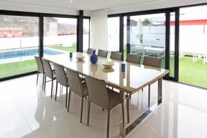 The swimming pool at or close to Villa Morro del Guincho 27