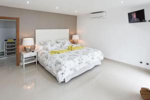A bed or beds in a room at Villa Morro del Guincho 27