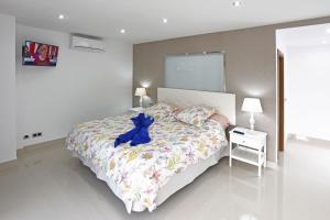 A bed or beds in a room at Villa Morro del Guincho 27