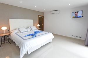 A bed or beds in a room at Villa Morro del Guincho 27
