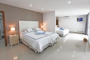 A bed or beds in a room at Villa Morro del Guincho 27 Még 12 kép