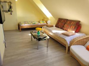 ein Wohnzimmer mit einem Sofa und einem Tisch in der Unterkunft Anam Sona SeaView B&B in Caherkeen