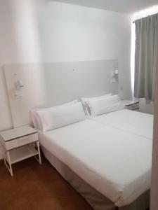 Łóżko lub łóżka w pokoju w obiekcie Apartamentos Tabaiba