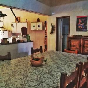 uma cozinha com uma mesa com uma tigela em Hostel Lumiar da Serra em Tiradentes