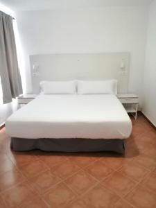 Łóżko lub łóżka w pokoju w obiekcie Apartamentos Tabaiba