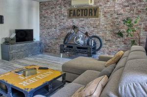 a living room with a couch and a coffee table at The Loft Factory 4 Chambres Vue Garonne + Jardin in Lormont