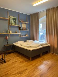 ein Schlafzimmer mit einem großen Bett in einem Zimmer in der Unterkunft Rut & Ragnars Vandrarhem in Malmö