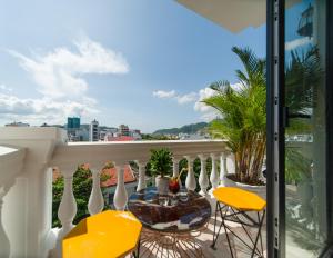 Un balcón con mesa y sillas y una vista en Uy Dương Hotel & Apartment - Nha Trang, en Nha Trang