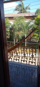 - un balcon avec vue sur la piscine dans l'établissement Hostel Lumiar da Serra, à Tiradentes