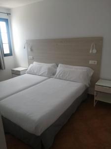 Łóżko lub łóżka w pokoju w obiekcie Apartamentos Tabaiba