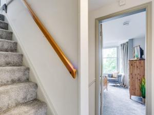 uma escada numa casa com uma porta que leva a uma sala de estar em Gorgeous cottage in Bowness em Bowness-on-Windermere