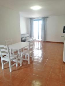 Telewizja i/lub zestaw kina domowego w obiekcie Apartamentos Tabaiba