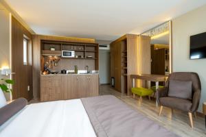 1 dormitorio con 1 cama grande y cocina en Hotel Klassik Berlin en Berlín