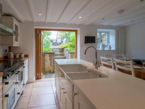 een keuken met een wastafel en een aanrecht bij Pass the Keys Delightful 4 bedroom Cotswold character cottage in Cheltenham
