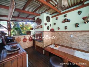 ボンビーニャスにあるCasa Naviti Rua Bem Te Vi 233 Bombinhas com piscinaのカウンターと壁掛け皿付きの部屋