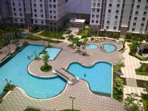 an overhead view of two swimming pools in a city at Sailor Studio 1BR + Fast Wifi+ Netflix at Greenbay Pluit in Jakarta