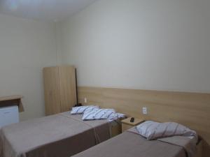- une chambre avec 2 lits dans l'établissement Nébias Palace Hotel junto da Avenida Ipiranga com São João em Frente ao Bar Brahma SP, à São Paulo