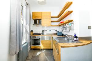 uma pequena cozinha com armários de madeira e um lavatório em Pass the Keys Centrally Located Apartment I Pass The Keys em Lincoln