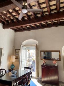 jadalnia ze stołem i wentylatorem sufitowym w obiekcie Gran casa señorial de 300m en centro histórico w mieście El Puerto de Santa María
