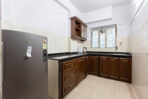 Кухня или мини-кухня в HANDMADE HOMES HAZRA: 2 BED APARTMENT AT KALIGHAT
