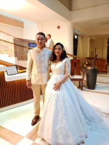um homem e uma mulher num vestido de noiva em Hotel Eight Fifty em Jagna