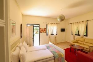 ein Wohnzimmer mit einem Bett und einem Sofa in der Unterkunft Tiguemine Sarah in Marrakesch