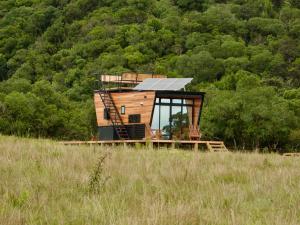 a house with a solar panel on top of a field at Valle Fiori in Balsa Nova