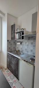cocina con fregadero y encimera en Guest Home location, en Néris-les-Bains