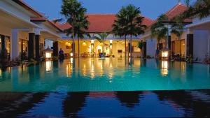 努沙杜瓦Kubu Garden Suites & Villas Nusa Dua的别墅前的游泳池