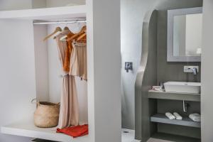 een badkamer met een wastafel en een spiegel bij Korypho Villas in Barbati