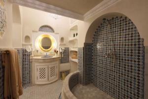 y baño con ducha y lavamanos. en Riad Palais Des Princesses & Spa en Marrakech