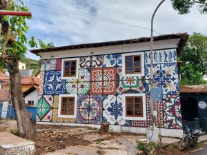 una casa cubierta de azulejos coloridos en The Old Quarter Hostel, en Panaji