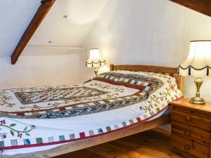 Un pat sau paturi într-o cameră la The Old Barn
