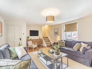 uma sala de estar com dois sofás e uma mesa em No, 2 Ness Street em Berwick-Upon-Tweed