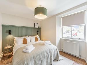 um quarto com uma cama grande e uma janela em No, 2 Ness Street em Berwick-Upon-Tweed