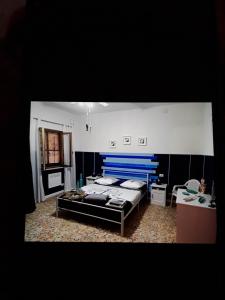 sypialnia z łóżkiem i niebieską deską w obiekcie BELLA REGINA w mieście Arpino